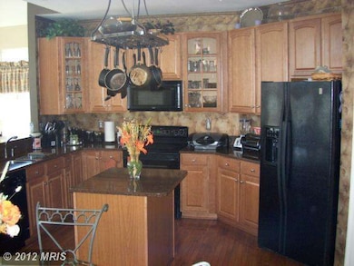 10405 Lowmoor Ct, Lanham, MD 20706 - photo 3