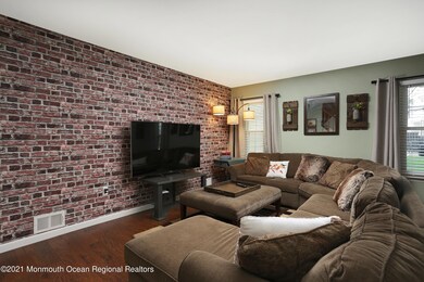 Large living room (BIG furniture!)