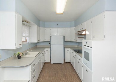 1832 W 38th St, Davenport, IA 52806 - photo 2