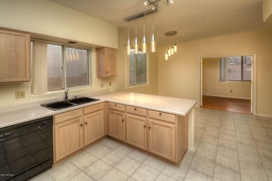 Kitchen & Breakfast Area