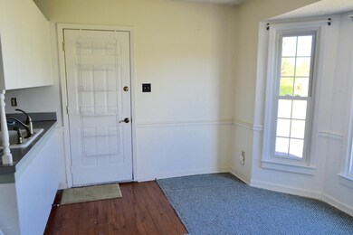Kitchen & Breakfast Area