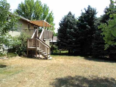 Open floor plan with kitchen, dining room and livi