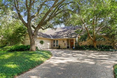 10043 Cedar Creek Dr, Houston, TX 77042 - photo 2