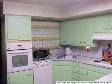 Kitchen with lots of cabinetry