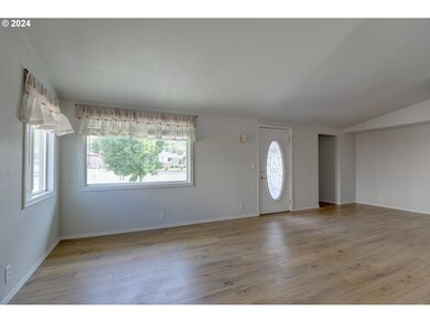 2013 E 12th St, the Dalles, OR 97058 - photo 7