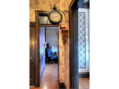 Entry/Foyer.
