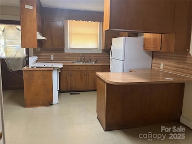 1105 E Main St, Albemarle, NC 28001 - photo 3