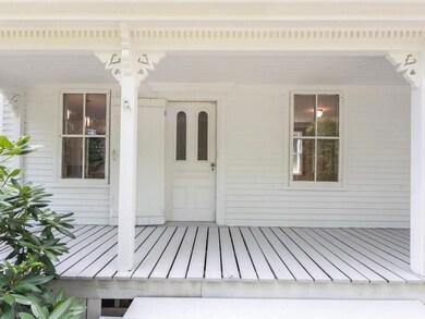 An old-fashioned front porch ...