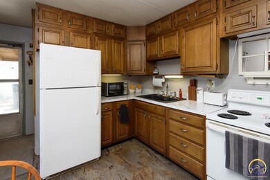 3121 SW Fillmore St, Topeka, KS 66611 - photo 5