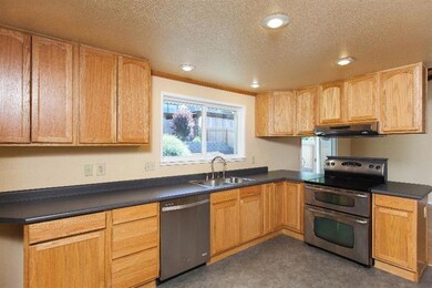 1749 NE Beverly Dr, Grants Pass, OR 97526 - photo 7