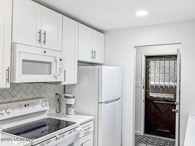 41 Meadow Green Cir unit E, Manalapan, NJ 07726 - photo 6