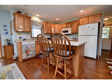 Kitchen & Breakfast Bar