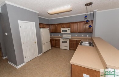 Spacious kitchen for entertaining, breakfast bar, 