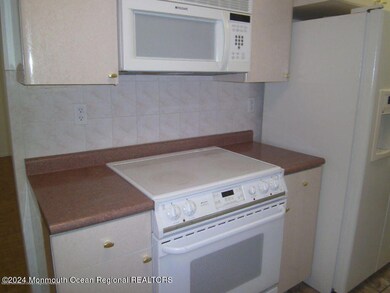 28 Meadow Green Cir unit G, Manalapan, NJ 07726 - photo 4