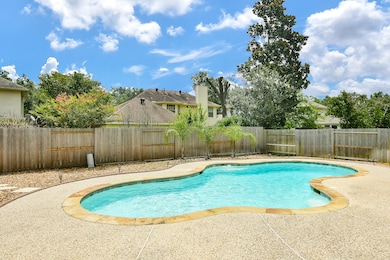 Large Backyard with a sparkling swimming Pool!
