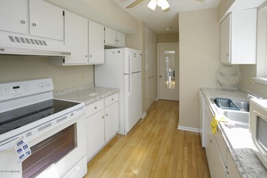 3876 greenleaf cir-106