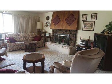 Living Room-Fireplace