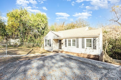 2446 Columbus Cir, Charlotte, NC 28208 - photo 4