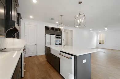 Kitchen with quartz countertop