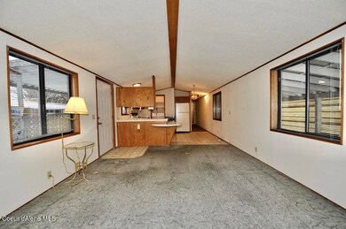 Hayden Pines 8515_living room towards ki