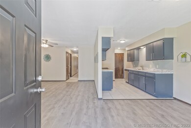 309 N Hickory Ln, Moore, OK 73160 - photo 5