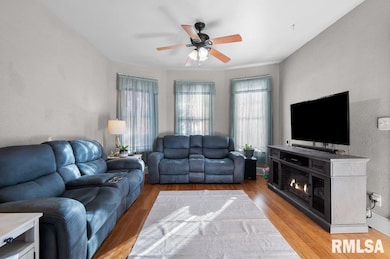 2006 Claussen St, Davenport, IA 52802 - photo 4