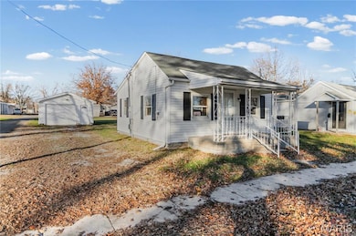 150 Maple St, Carrollton, IL 62016 - photo 2