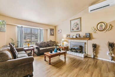 930 NW 19th Place, Redmond, OR 97756 - photo 2