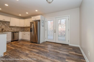 Kitchen eating area 1