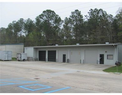 Photo. Office warehouse there are 2 garage doors i