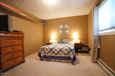 Bedroom w/Walk-in closet