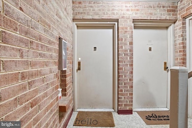 9713 Kings Crown Ct unit 1, Fairfax, VA 22031 - photo 3