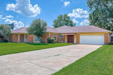 Long driveway with plenty of space for parking