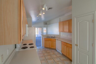 12 Kitchen photo a