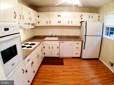 4308 Hollowview Ct, Fairfax, VA 22032 - photo 2