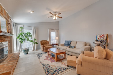 210 Wilshire Dr, Glenn Heights, TX 75154 - photo 2