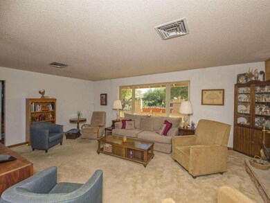 007_Family Room