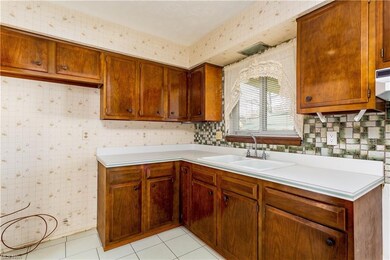 786 Kenilworth Ave, Sheffield Lake, OH 44054 - photo 3