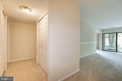 9725 Kings Crown Ct unit 1, Fairfax, VA 22031 - photo 3