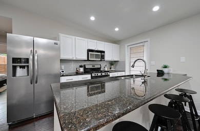 Kitchen with appliances with stainless steel fini