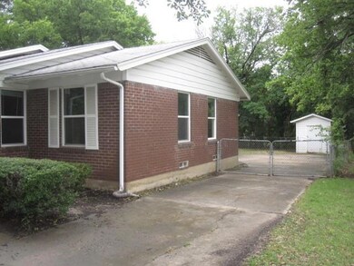 207 E Russell Ave, Bonham, TX 75418 - photo 2