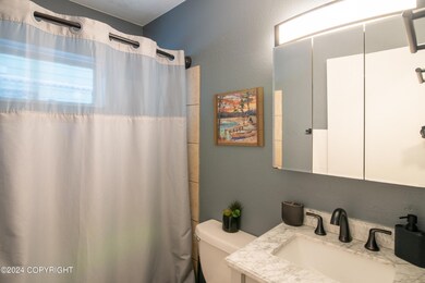 42-Unit 4 Bathroom_ELI08680-HDR