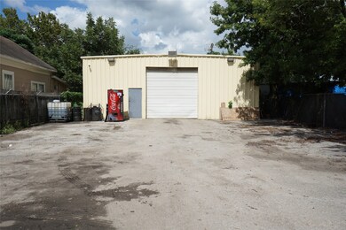 633 W 26th St, Houston, TX 77008 - photo 2