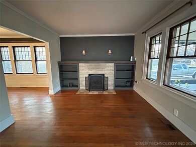 Living Room with gas log fireplace