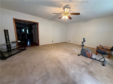 142 Oasis Cir, Logan, WV 25601 - photo 3