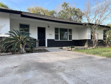 608 W Lobit St, Baytown, TX 77520 - photo 2