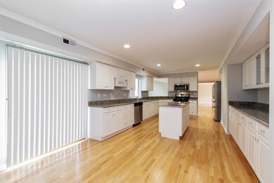 10059 Meadow Ln, Des Plaines, IL 60016 - photo 3