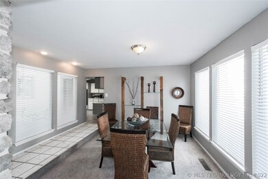 Open dining area- sorry book shelf does not stay.