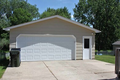 1315 Edgewood Dr, Waterloo, IA 50701 - photo 3