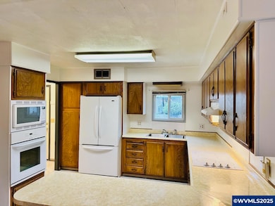 1800 Lakewood Ct, Eugene, OR 97402 - photo 5